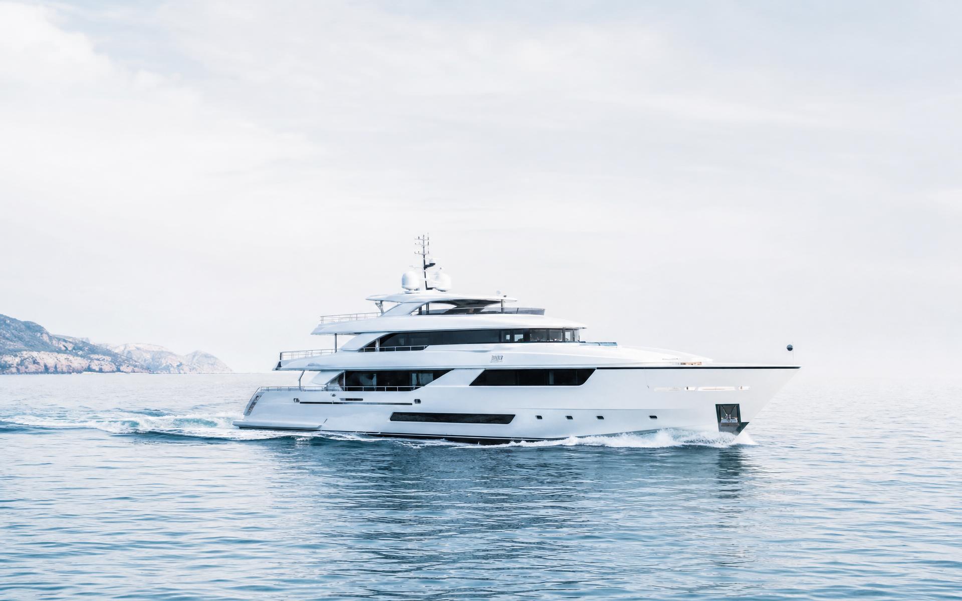 Yacht en mer par une belle journée